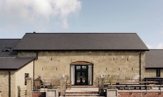 Fovant Casa | West Barn Lodge, Luxury Barn Conversion in South Wiltshire - Sleeps 18