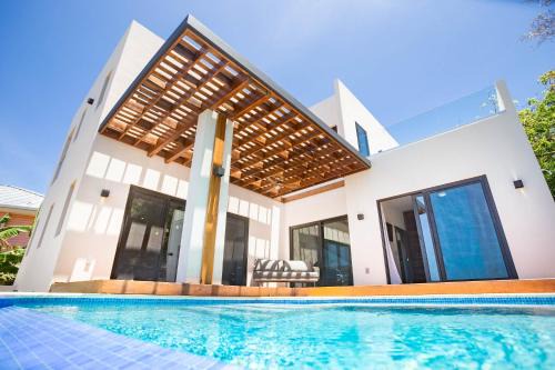 Lighthouse Estates Casa | West Bay Breeze home
