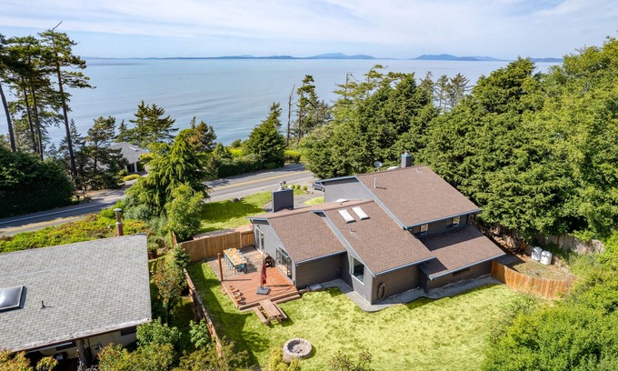 Oak Harbor Casa | West Beach Lookout by AvantStay | Walk to Beach