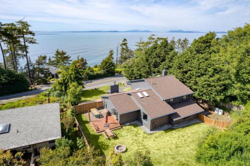 Oak Harbor Casa | West Beach Lookout by AvantStay Walk to Beach