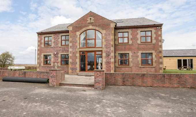 Wigton Cabaña | WEST BORDER FARM, pet friendly, with hot tub in Abbeytown
