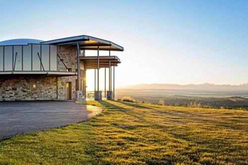 Ashton Casa | West Cabin- Yellowstone Family Retreat- Sled Hill