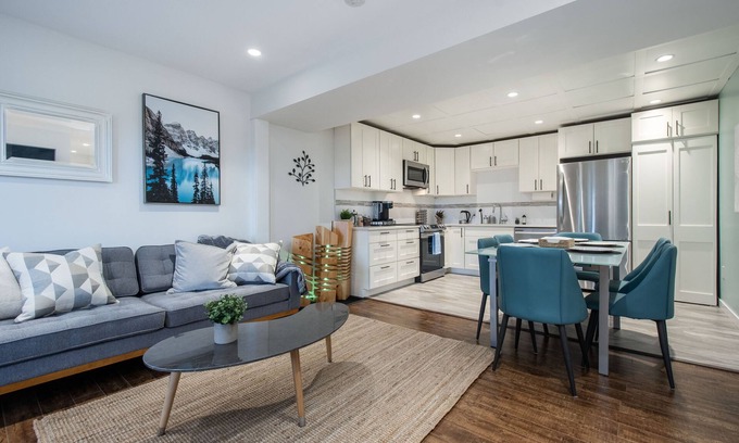 North Vancouver Casa | West Coast 3 Bedroom Garden Suite