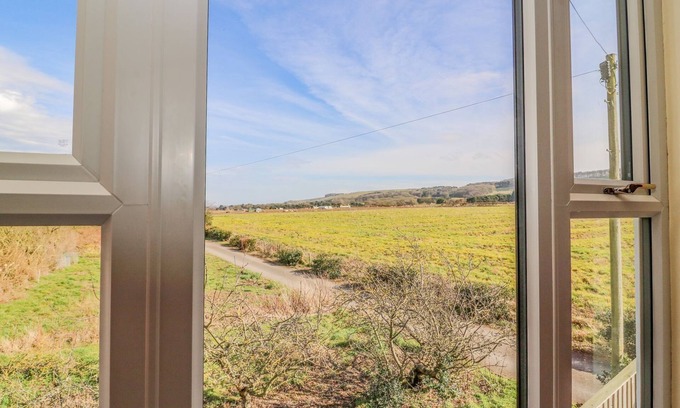 West Heslerton Casa | WEST COTTAGE, pet friendly, with a garden in Rillington