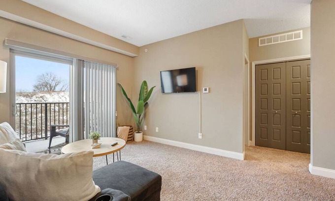 West Des Moines Apartamento | West Des Moines- Garage Gym Pool Jordan Creek