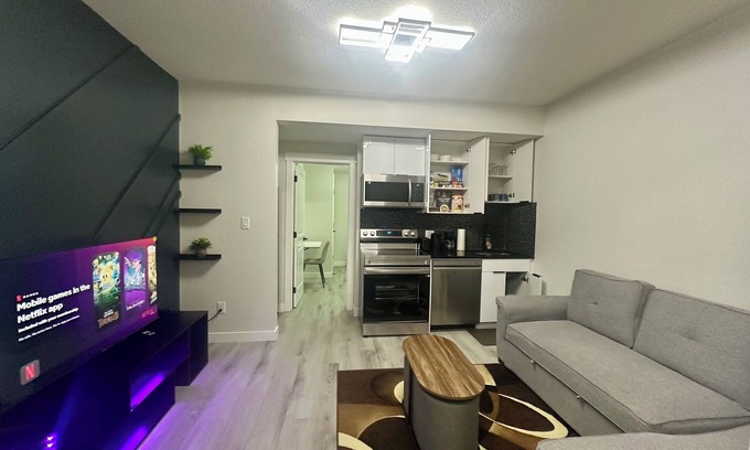 West Edmonton Casa | West Edmonton 2 Bedroom Basement | Free Parking & Fast Internet