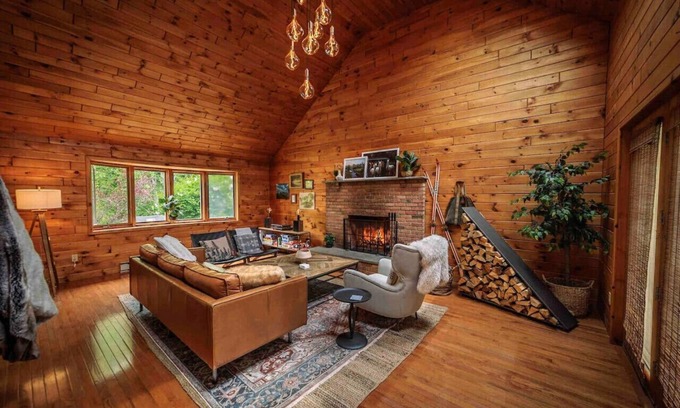 West Kill Casa | West Elm Lodge near Skiing Waterfront Groups Breweries