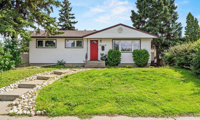 West Edmonton Casa | West End Gem – Sleep 6 -full house -Steps to WEM & Misericordia