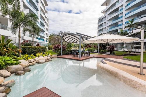 West End Apartamento | West End Getaway - Heated Pool located inside the WaterEdge