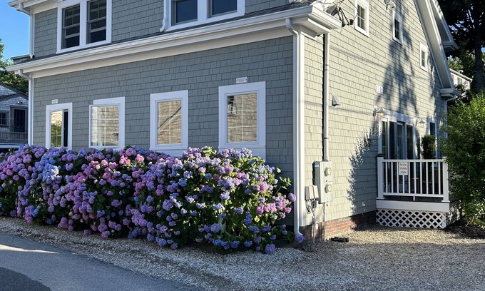 Provincetown Casa | West End Modern Townhouse, estacionamiento, a pie de la playa Mussel, Boatslip & Liz's Cafe