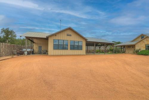 Fredericksburg Casa | West End Nest with Hot Tub!