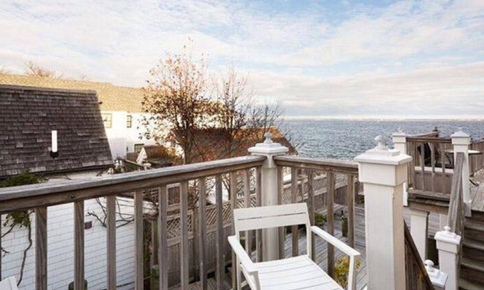 Provincetown Casa | West End Waterfront: acceso a la playa, vistas al agua, aire acondicionado central, estacionamiento privado