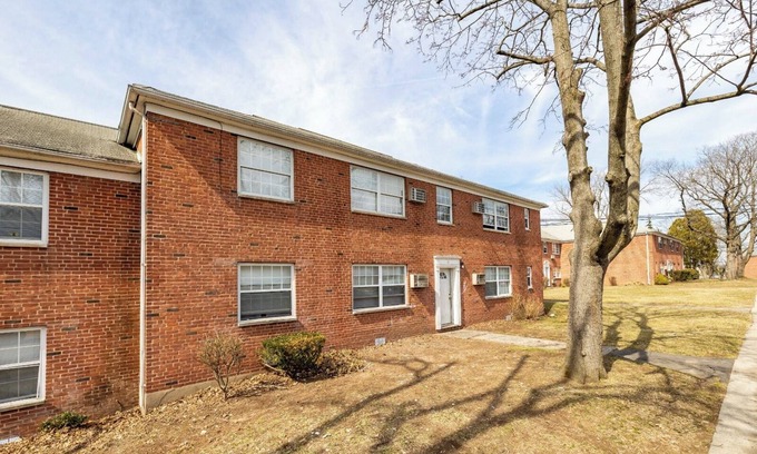 West Hartford Apartamento | West Hartford Affordable, NEW, & Parking Included