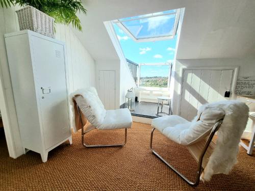 Hastings Apartamento | West Hill Retreat Seaview Balcony Self Catered Loft Studio & Free Offstreet Parking