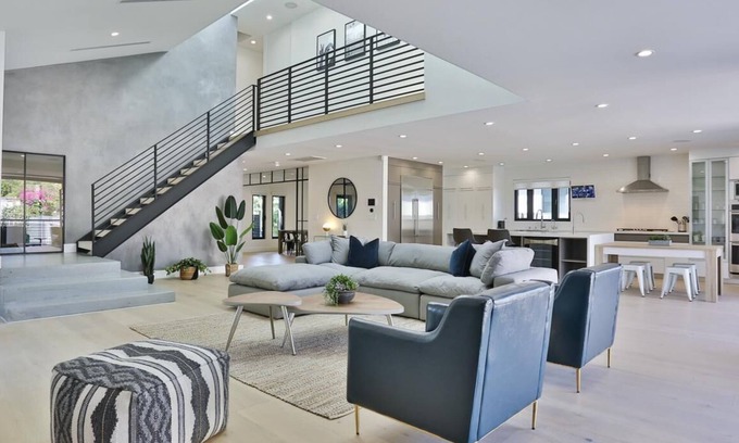 Mid-Wilshire Casa | West hollywood 5bed / W pool & Guest house