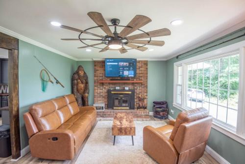 West Jefferson Casa | West Jefferson 3Bd- Hot Tub, Dogs Welcome, Fire Pit & More