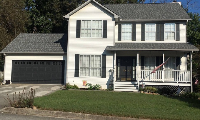 Ashley Oaks Casa | West Knoxville’s Modern Home Dog Friendly-Crib Easy Access UT-Airport-Oak Ridge
