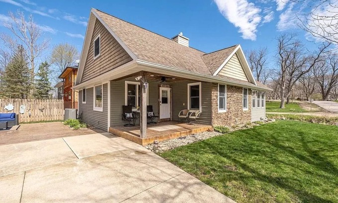 Spirit Lake Casa | West Lake Escape! Spacious Home 1 Block From Lake
