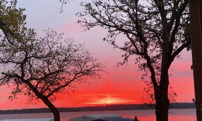 Spirit Lake Condominio | West Lake Okoboji Rental. On the water with great green space.
