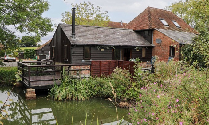 Kingsnorth Cabaña | WEST LODGE, family friendly, character holiday cottage in Kingsnorth