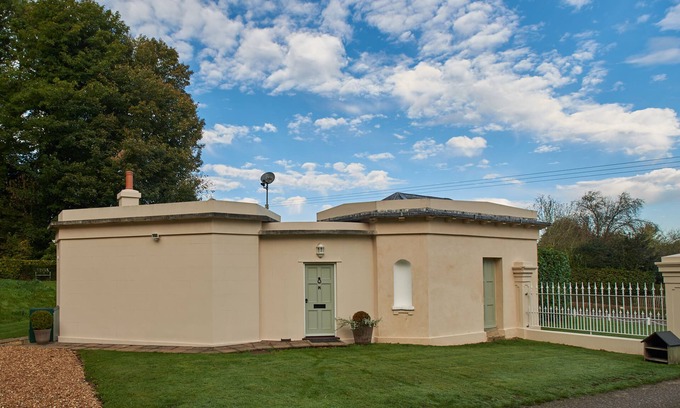 New Forest District Cabaña | WEST LODGE, admite mascotas, con fuego abierto en Fordingbridge, Ref 988967