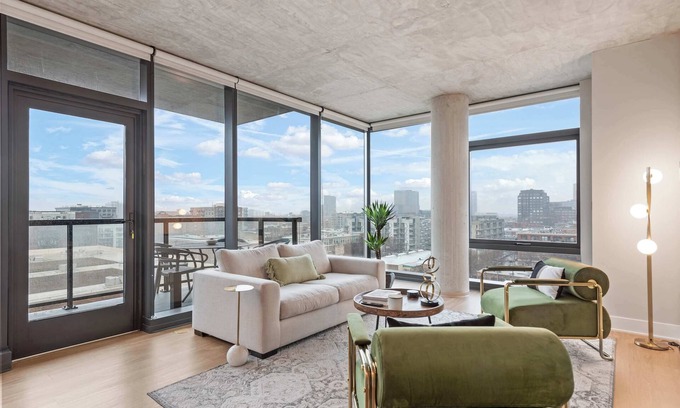 West Loop Apartamento | West Loop High-End 2BR: Walkable, City Views