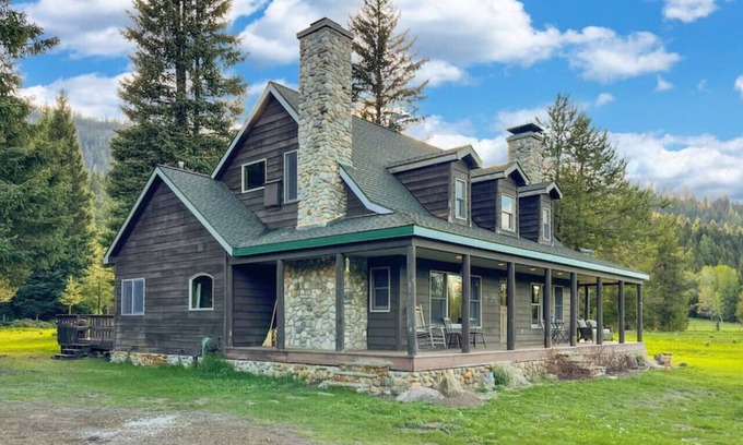 Tamarack Resort Apartamento | Stunning Cabin on 27 Forested Acres- w/ Hot Tub