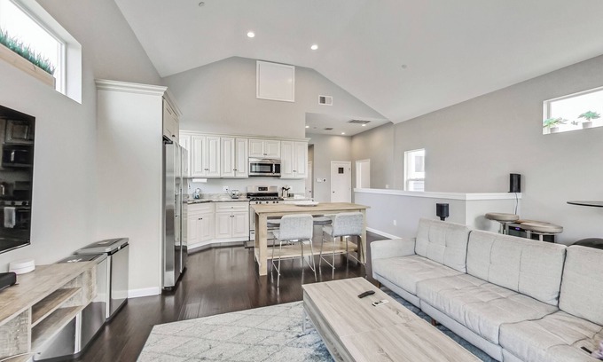 Prescott Condominio | West Oakland 3br/2ba top floor flat ideal for business or family travel