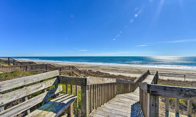 Emerald Isle Apartamento | West of the Moon Ocean Apt with Beach Access!