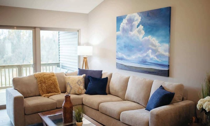 West Omaha Casa | West Omaha Townhouse with GYM, Shopping, King Bed