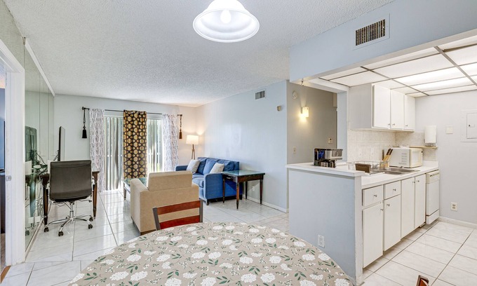 Greenacres Condominio | West Palm Beach Condo ~ 8 Mi to Beach & Downtown!