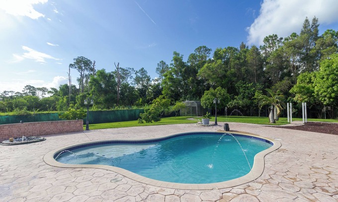 Hunt Club Casa | Breezy Getaway with Pool Jacuzzi BBQ King Beds