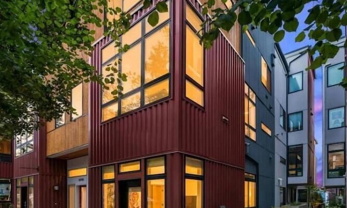 North Admiral Casa | West Seattle's Modern Townhome