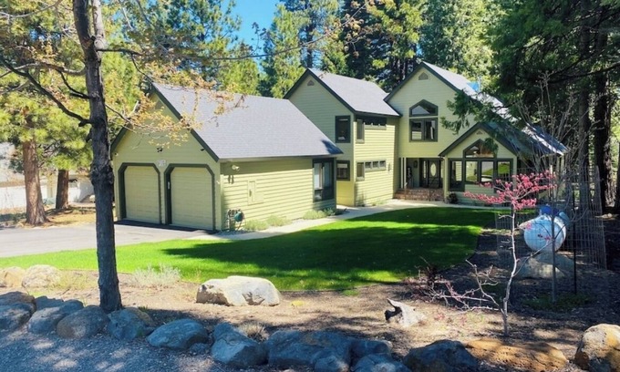 Lake Almanor West Casa | West Shore Country Club Cabin with a Golf Course View!!
