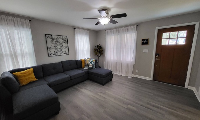 Evansville Casa | West Side Cottage - Cute 2 bed/1 bath, great for extended stays in Evansville!