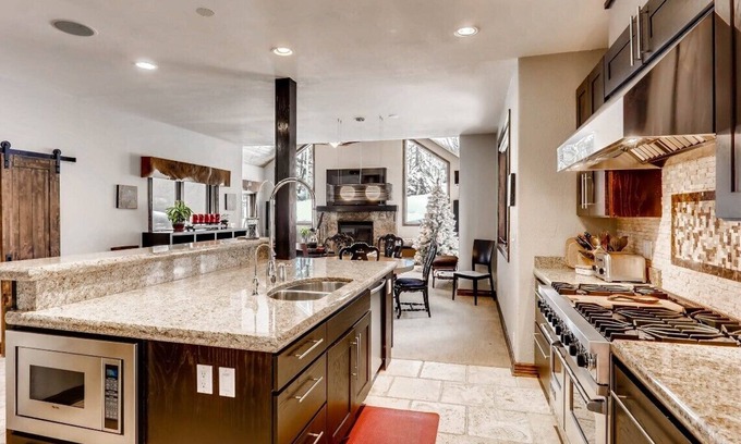 Highland Meadows Casa | West Vail Retreat | Hot Tub & Free Village Parking | 5 Mins to Mountain