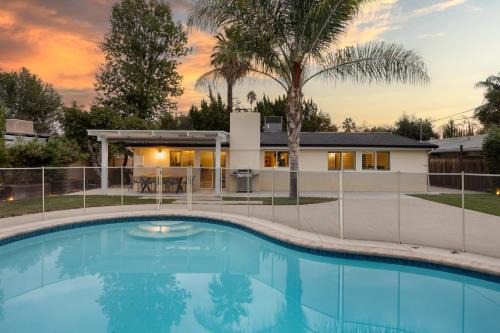 Woodland Hills Casa | West Valley by AvantStay Large Yard w Pool
