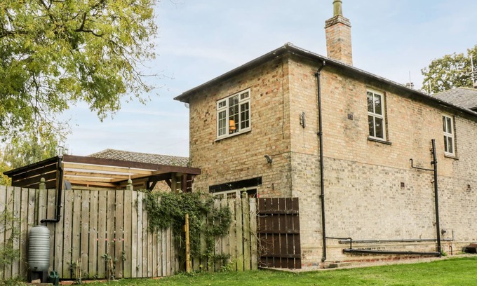 Full Sutton Cabaña | WEST WING APARTMENT, romantic, with hot tub in Stamford Bridge