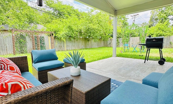 Westbury Casa | Westbury Getaway- PoolTable, Patio, &Grill- 4BD/3.5BA