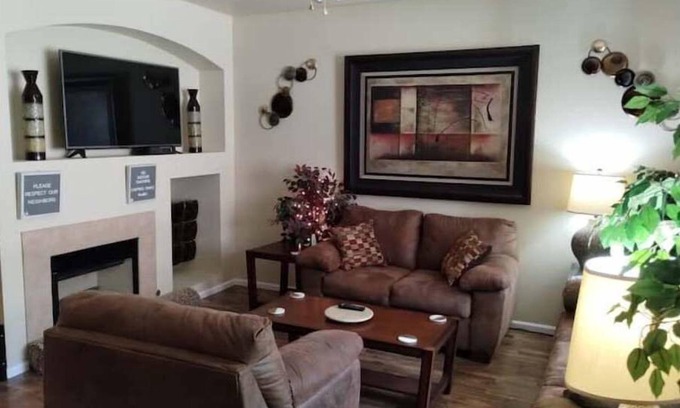 Northglenn Casa | Westbury Townhome with community pool