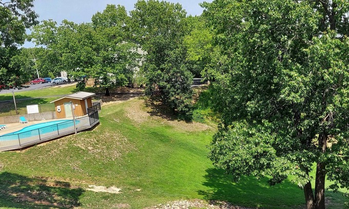 Notch Estates Condominio | Westcreek Lodge @ Notch-vaulted Ceilings, 2 Pools, Private Lake, 1 Mile to Sdc!