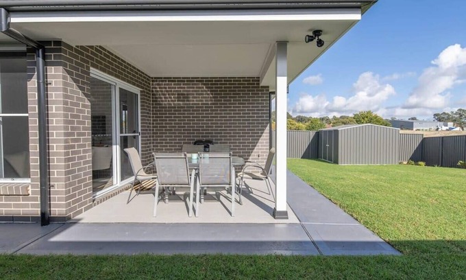 Borenore Casa | Westerly Drive - Brand New Home, Modern, Sleeps 8