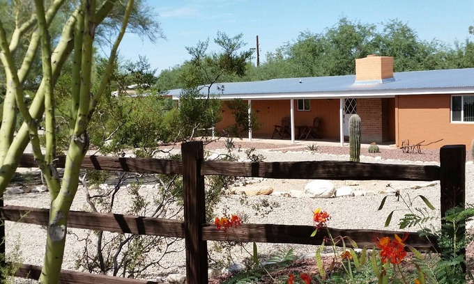 Casas Adobes Casa | Western Bunkhouse en 8 Acre Estate con piscina privada, tenis y Pickleball (NW)