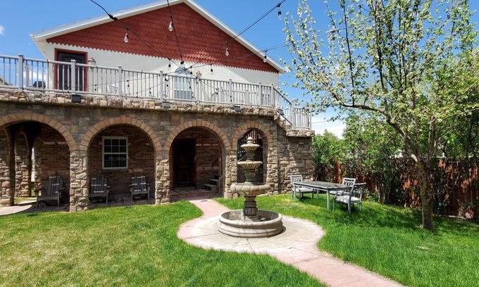 Gillette Casa | Western Carriage House Studio Suite- Western themed retreat- Full Kitchen & Bath