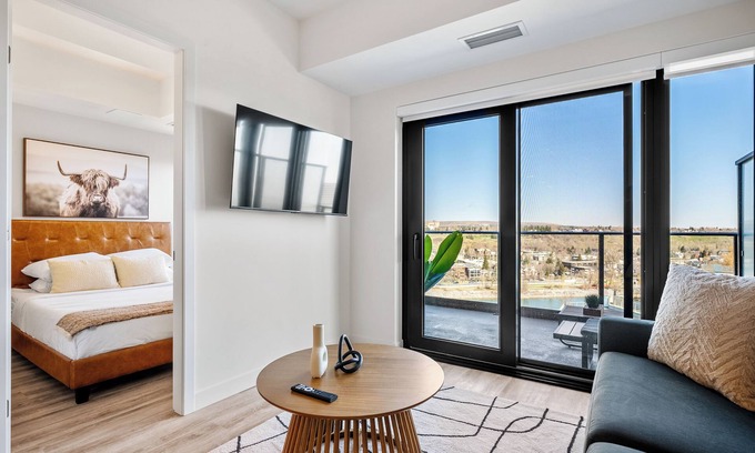 Eau Claire Apartamento | Western Dreams w River Views, 2BR, Gym, AC