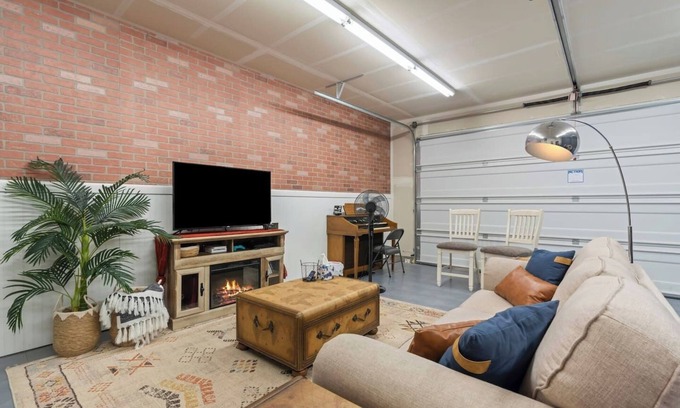 Caldwell Casa | Western Explorer Two Homes Sleeps 20!