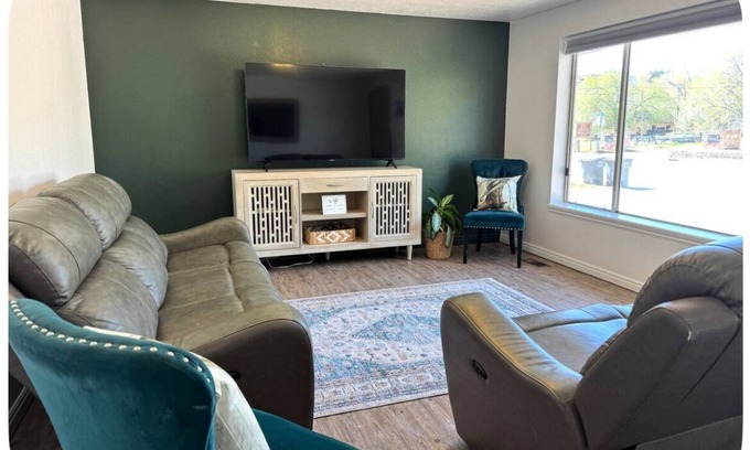 Leeds Casa | Western Farm Retreat 3 bedroom house in Leeds Utah, WiFi, AC, large backyard