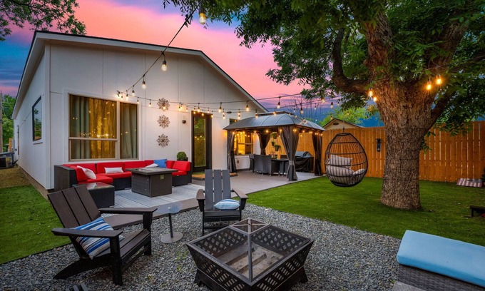 West Dallas Casa | Western Oasis - Chic New 6BR 10-min from Downtown