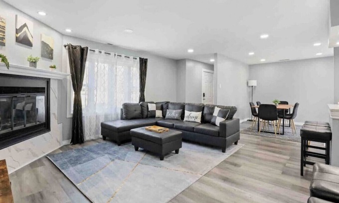 Highland Hills Casa | Western Suburban Wonder- Near Oakbrook