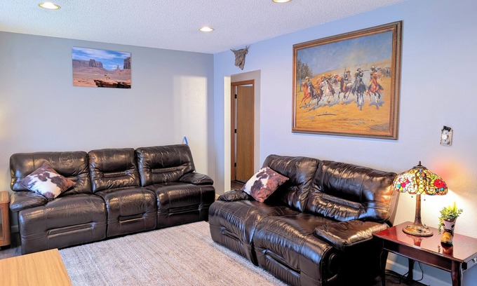 Des Moines Casa | Western themed 5 bedrooms 2 full baths. Walking distance to Iowa State Fair